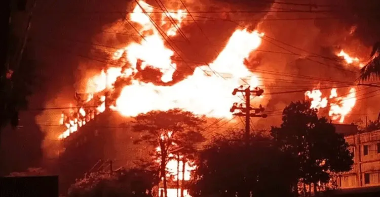 আরও তীব্র হয়েছে চট্টগ্রামের ইপিজেডে আগুন, আশপাশের ভবন রক্ষায় হিমশিম ফায়ার সার্ভিস