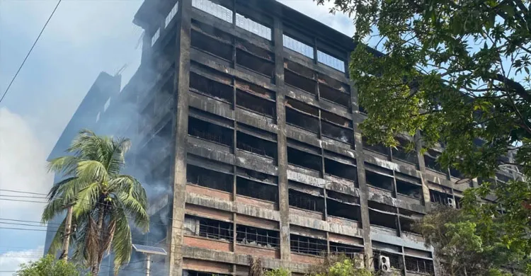 চট্টগ্রাম ইপিজেডে ভয়াবহ অগ্নিকাণ্ড: অগ্নিনিরাপত্তা সনদ ছিল না ভবনটির