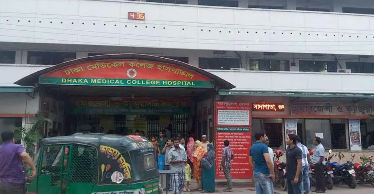 পুলিশের পিটুনিতে আহত ১০ জুলাইযোদ্ধা ঢামেকে ভর্তি