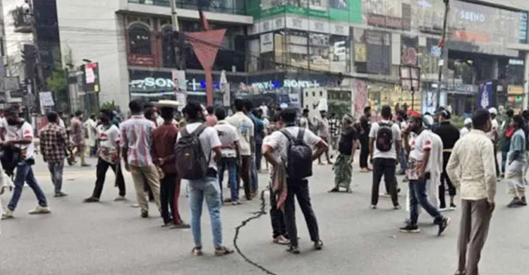 ধানমন্ডিতে ‘জুলাই যোদ্ধাদের’ সড়ক অবরোধ