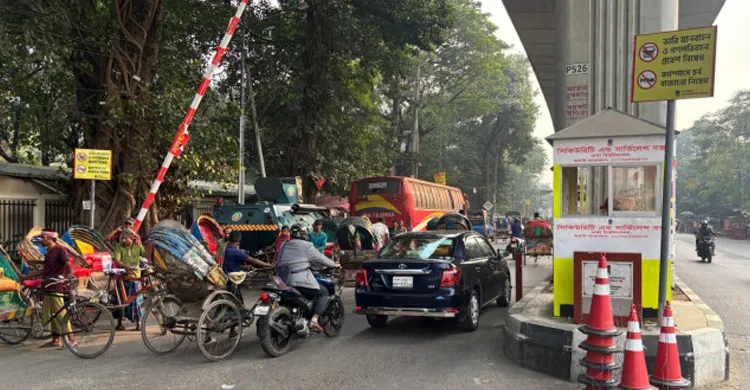 ঢাবি ক্যাম্পাসে যান চলাচলে নতুন নিয়ন্ত্রণ, আজ থেকেই কার্যকর