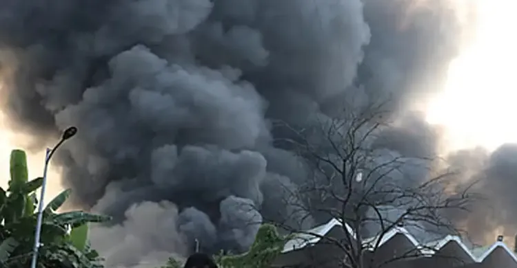 বিমানবন্দরে ভয়াবহ অগ্নিকাণ্ড, হ্যাঙ্গার থেকে বিমান সরিয়ে নেওয়া হচ্ছে