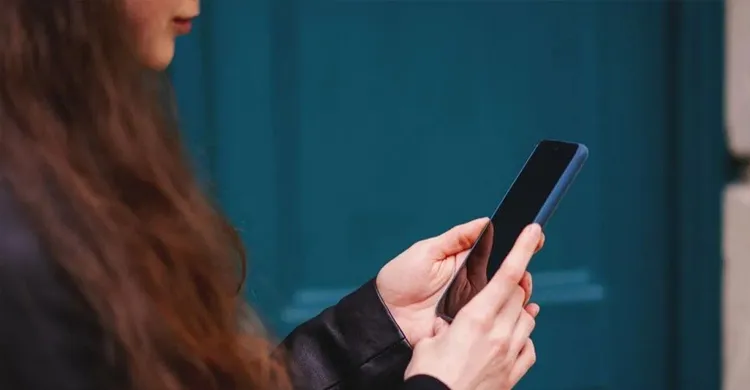 স্মার্টফোন ব্যবহারের ৭টি ভুল অভ্যাসে বিপদ! বিশেষজ্ঞদের সতর্কবার্তা