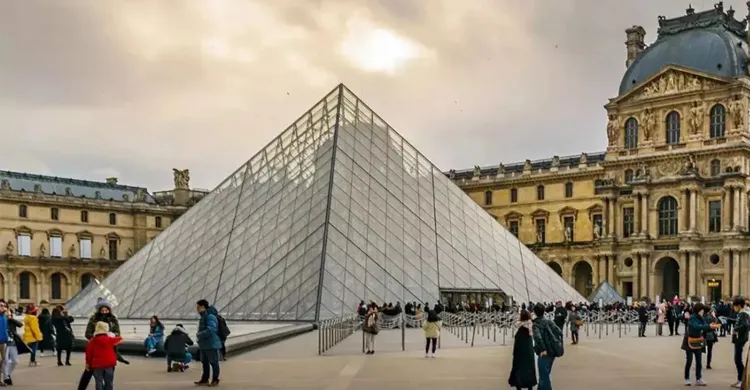 বিশ্বখ্যাত লুভর জাদুঘরে ডাকাতি, সাময়িক বন্ধ ঘোষণা