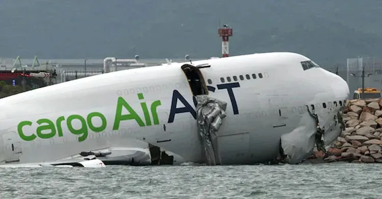 হংকংয়ে রানওয়ে থেকে ছিটকে সাগরে কার্গো বিমান, নিহত ২