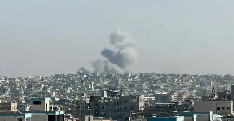 ইসরায়েল গাজায় হামলা অব্যাহত রেখেছে, যুদ্ধবিরতি ঝুঁকিতে