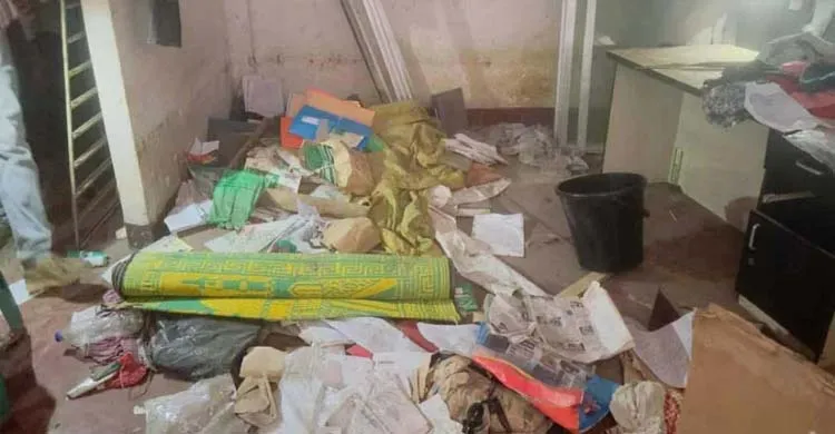 চট্টগ্রামে ‘নিষিদ্ধ আওয়ামী লীগ’ অফিসে হামলা, তালা ঝুলিয়ে দিলো যুবকরা