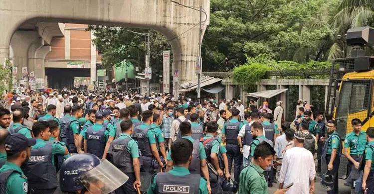 ৩ ঘণ্টা পর সড়ক ছাড়লেন শিক্ষকরা, যান চলাচল স্বাভাবিক