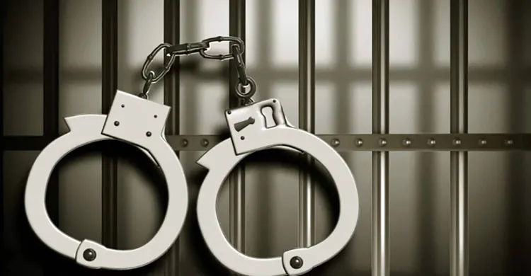 পুলিশের পৃথক অভিযানে পুলিশের ভেস্ট, চাকু ও মাদক উদ্ধার, গ্রেফতার ১৭