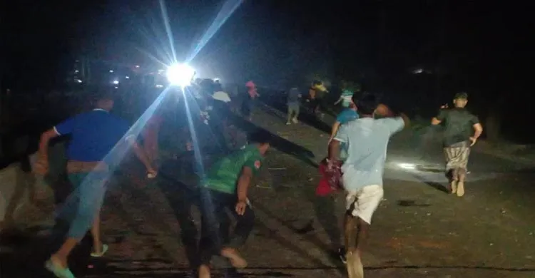 আধিপত্য বিস্তারকে কেন্দ্র রাতে টর্চ লাইট জ্বালিয়ে সংঘর্ষ, আহত ৩০