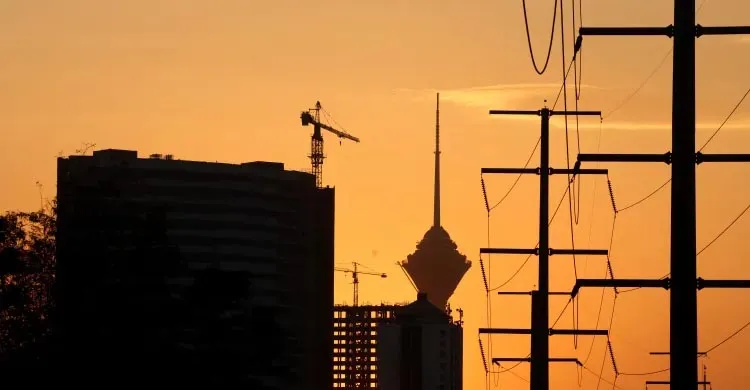 ইরানে রাজনৈতিক কোন্দল ও নিষেধাজ্ঞার চাপে অস্থিরতা, যুদ্ধের আশঙ্কা