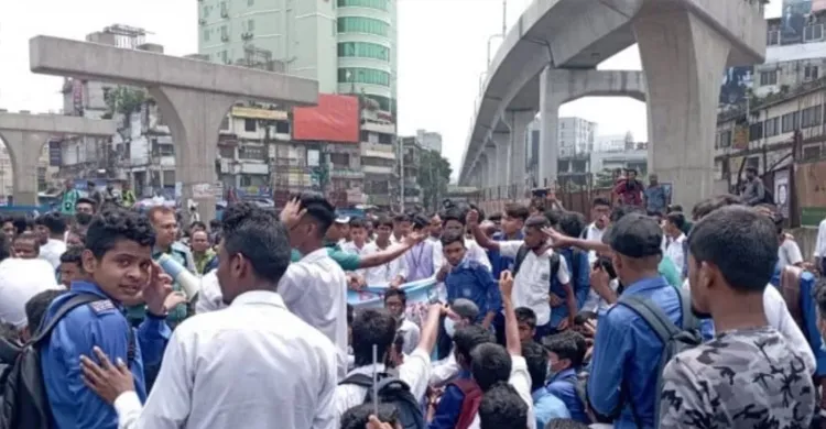ফার্মগেটে শিক্ষার্থী নিহতের ঘটনায় সড়ক অবরোধ, যান চলাচল বন্ধ