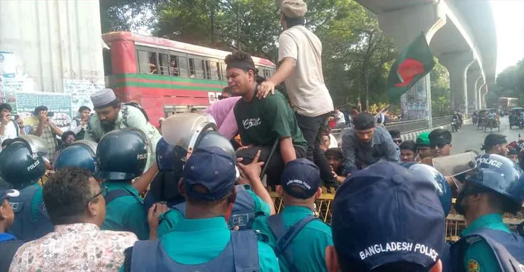 যমুনায় যেতে চান প্রতিবন্ধী গ্র্যাজুয়েটরা, শাহবাগে আটকে দিলো পুলিশ