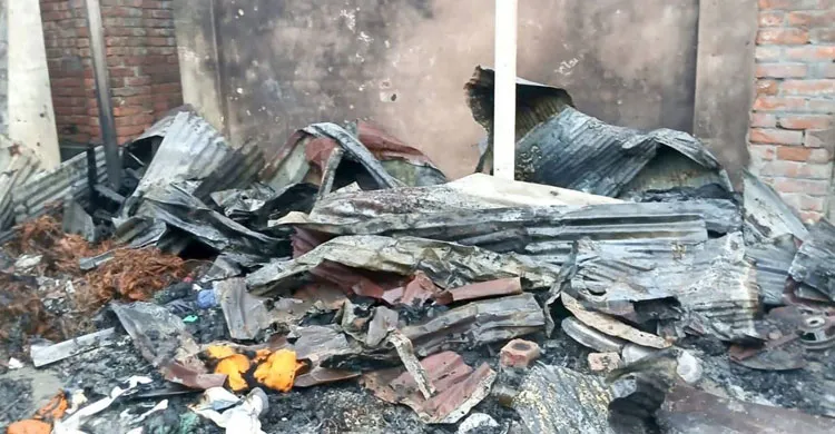 বগুড়ায় মাদক ব্যবসার আধিপত্য বিস্তারকে কেন্দ্র করে বাড়িঘর ভাংচুর, লুটপাট ও অগ্নিসংযোগ, আহত ৩