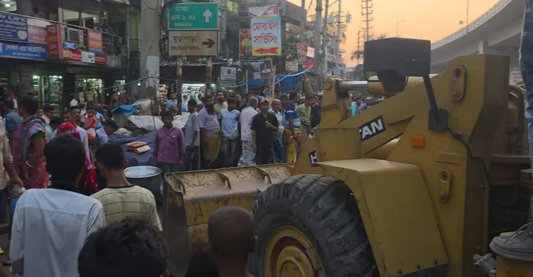 রূপগঞ্জে ফুটপাত ও মহাসড়ক দখলমুক্তে যৌথ উচ্ছেদ অভিযান