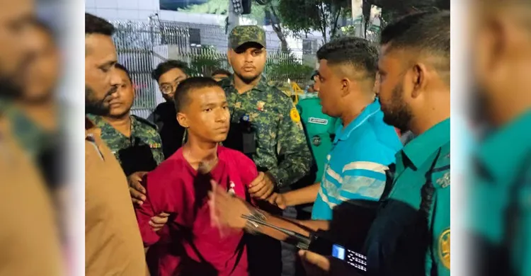 ইসি কার্যালয়ের সামনে ককটেল বিস্ফোরণ, যুবক আটক