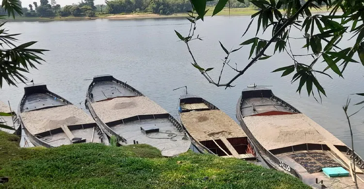 পাথর মিশ্রিত ধোপাজান নদীতে দুই সপ্তাহে শতকোটি টাকার বালু লুট ২০টি নৌকা জব্দ