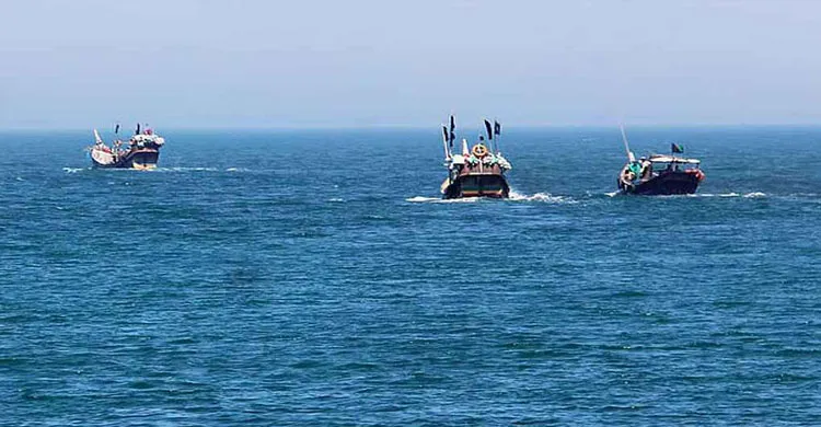 সাগর থেকে চার বাংলাদেশি জেলেকে ধরে নিয়ে গেল আরাকান আর্মি
