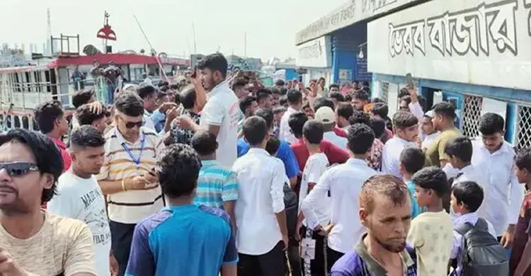 ভৈরবে দাবি আদায়ে নৌপথ অবরোধ