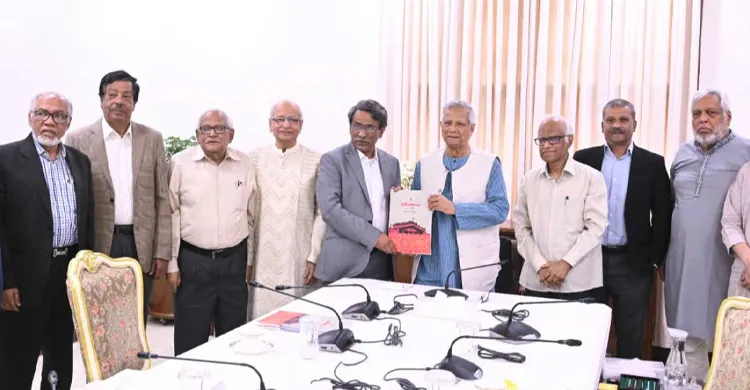 প্রধান উপদেষ্টার কাছে জুলাই সনদের সুপারিশমালা হস্তান্তর