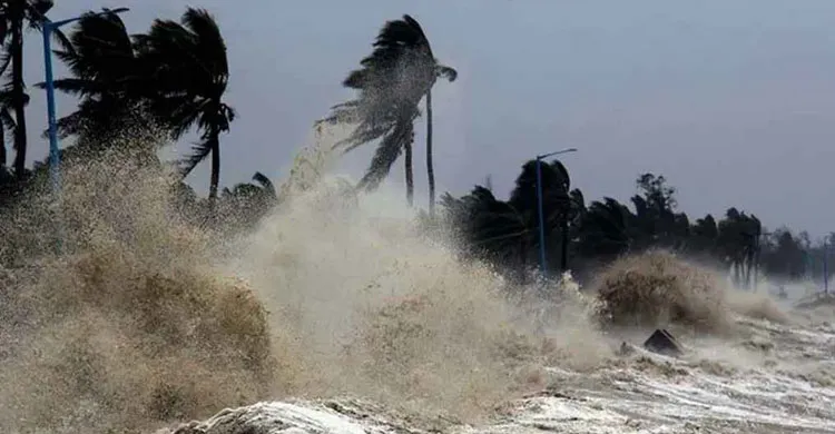 উপকূলে আঘাত হানল ঘূর্ণিঝড় ‘মোন্থা’