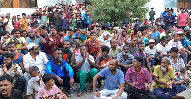 বেতন বৃদ্ধির দাবিতে রাসিকের শ্রমিকদের বিক্ষোভ-কর্মবিরতি