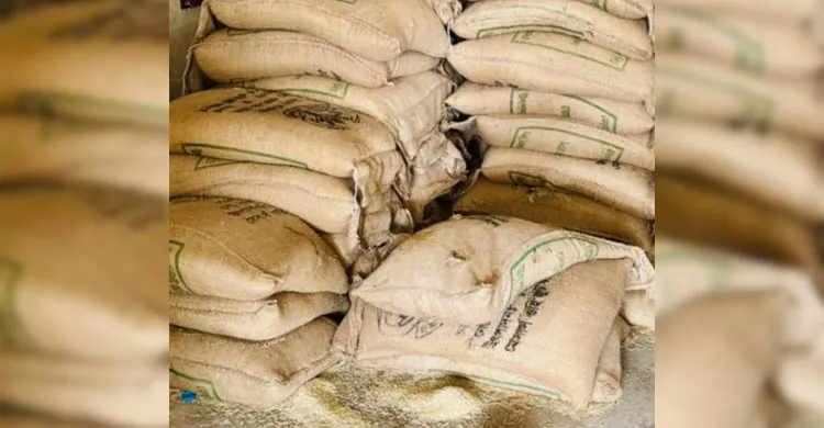 এক বস্তায় দুই মেয়াদ, খাদ্যনিয়ন্ত্রকের অবহেলায় গরিবের কপালে পোকা ধরা চাল