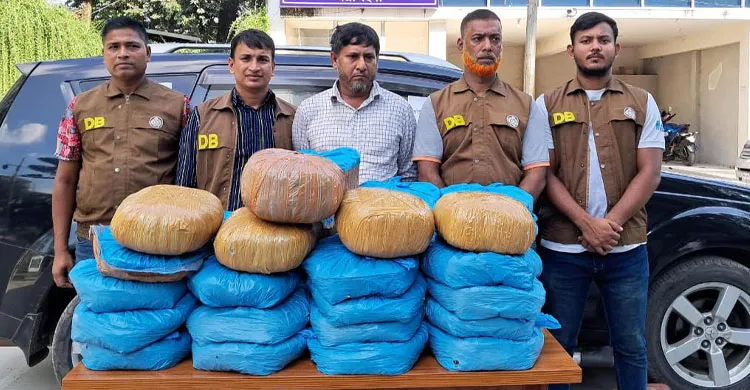 বিলাসবহুল গাড়িতে বহন হচ্ছিল গাঁজা, বাধা দিলেন পুলিশ