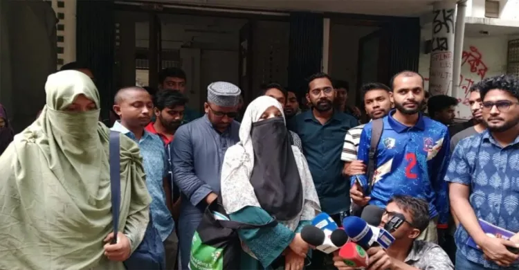 বোরকা–হিজাব পরায় এক নারী শিক্ষার্থীকে থুতু নিক্ষেপ ও শারীরিক হেনস্থা