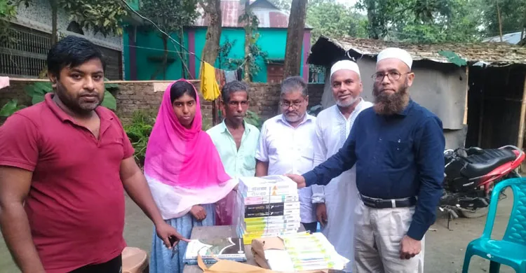 দরিদ্র ও মেধাবী শিক্ষার্থীর মাঝে বই বিতরণ করেছে ‘আলোর ঝলক’