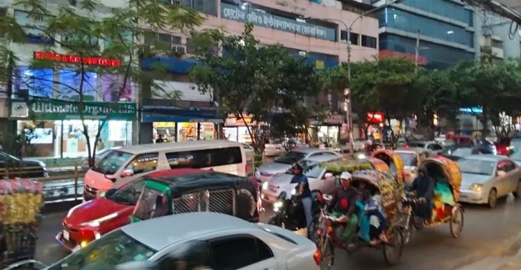 বিকেলেই অন্ধকার নেমে এলো ঢাকায়, মাসের শুরুতেই মুষলধারে বৃষ্টি