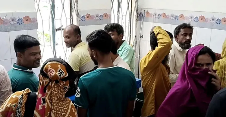 নরসিংদীতে খেয়া পারাপারের ভাড়া আদায়কে কেন্দ্র করে দু'পক্ষের টেঁটাযুদ্ধ, আহত ৮