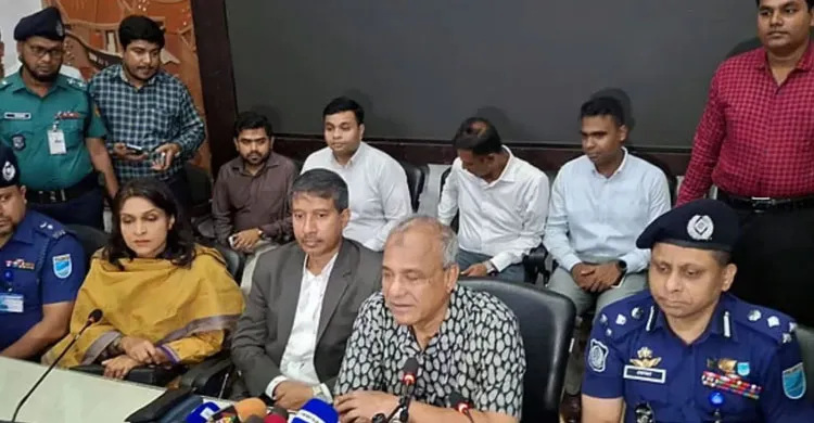 সাংবাদিকরা সত্য তুলে ধরায় পার্শ্ববর্তী দেশ থেকে গুজব অনেকটা কমেছে: স্বরাষ্ট্র উপদেষ্টা