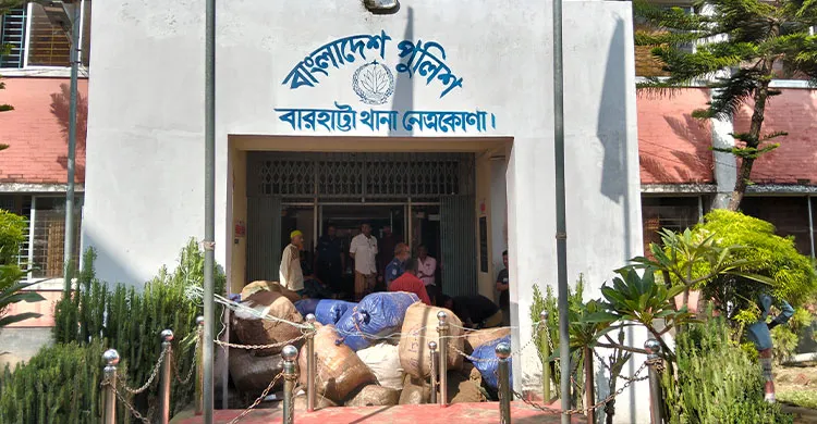 নেত্রকোণায় বিপুল পরিমাণ ভারতীয় পণ্যসহ কাভার্ড ভ্যান জব্দ, আটক ২