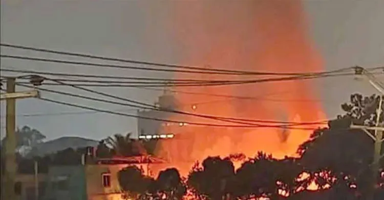 সোনারগাঁয়ে বালু মহাল নিয়ন্ত্রণ নিয়ে বিএনপি নেতা দুই ভাইয়ের সমর্থকদের সংঘর্ষ, বাড়িঘরে আগুন