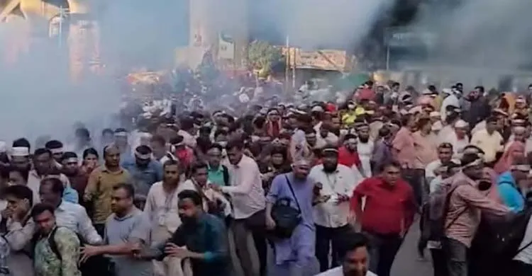 প্রাথমিকের শিক্ষকদের পদযাত্রায় পুলিশের বাধা, সাউন্ড গ্রেনেড-টিয়ার শেল নিক্ষেপ, আহত অন্তত ৫০