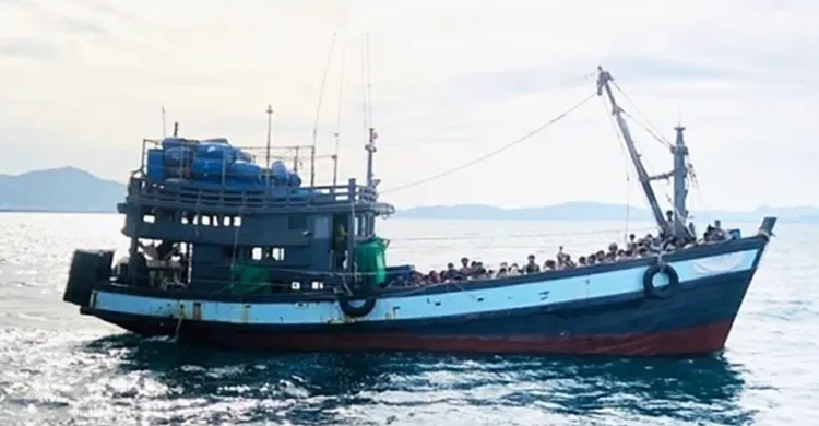 মালয়েশিয়া উপকূলে অভিবাসীবাহী নৌকা ডুবি: শতাধিক নিখোঁজ, ১০ জনকে জীবিত উদ্ধার