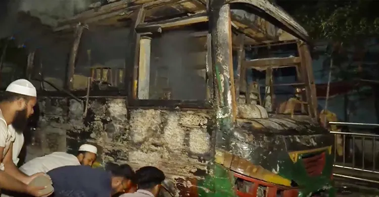 মধ্যরাতে রাজধানীতে তিন বাস ও একটি প্রাইভেটকারে অগ্নিকাণ্ড