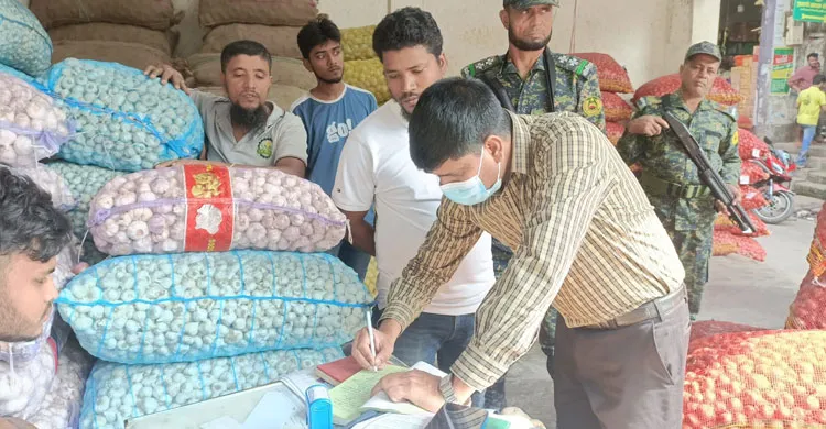 ফেনীতে অতিরিক্ত দামে পেঁয়াজ বিক্রি, ২ আড়ৎদারকে জরিমানা