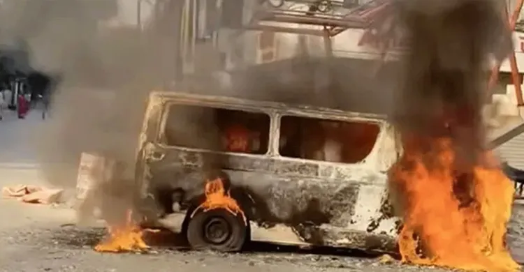 উত্তরায় মাইক্রোবাসে আগুন