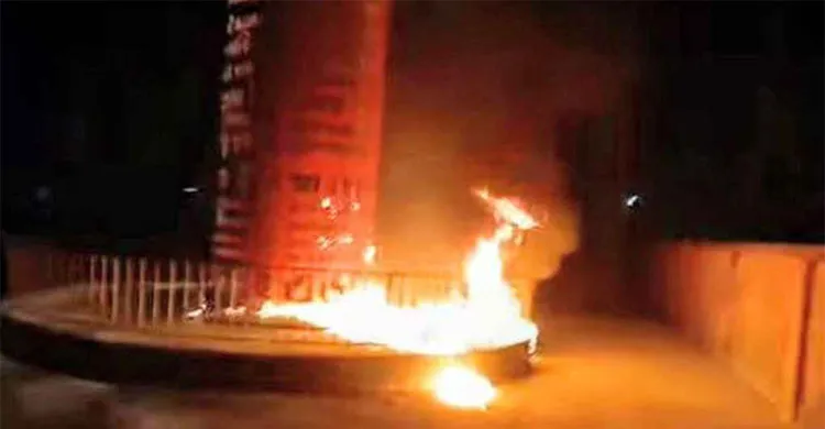 বরগুনায় জুলাই শহীদ স্মৃতিস্তম্ভে পেট্রল বোমা হামলা, ভিডিও ভাইরাল