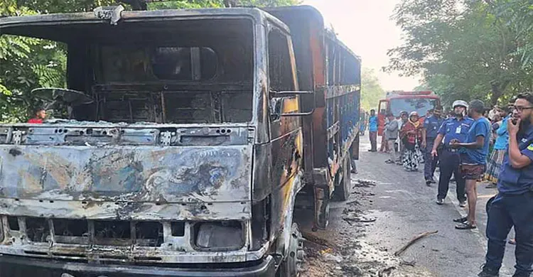 পদ্মা সেতুর জাজিরা প্রান্তে অবরোধ, ট্রাকে আগুন