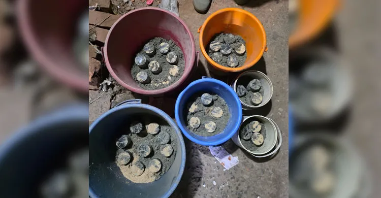 মোহাম্মদপুরে জেনেভা ক্যাম্প থেকে ৩৫টি তাজা ককটেল ও সরঞ্জাম উদ্ধার