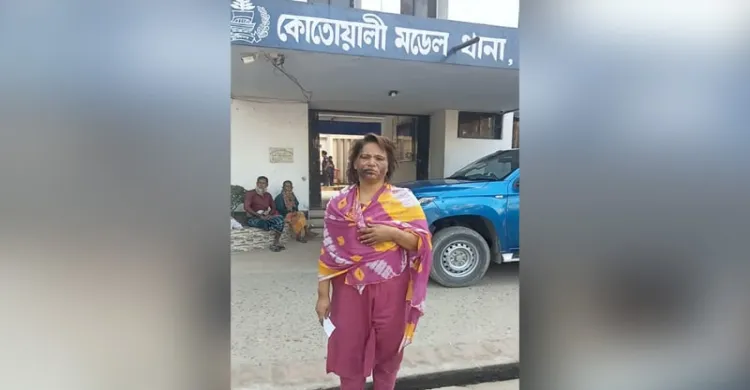 যাত্রাশিল্পীকে তুলে নিয়ে চুল কেটে মুখে কালি মেখে মারধর