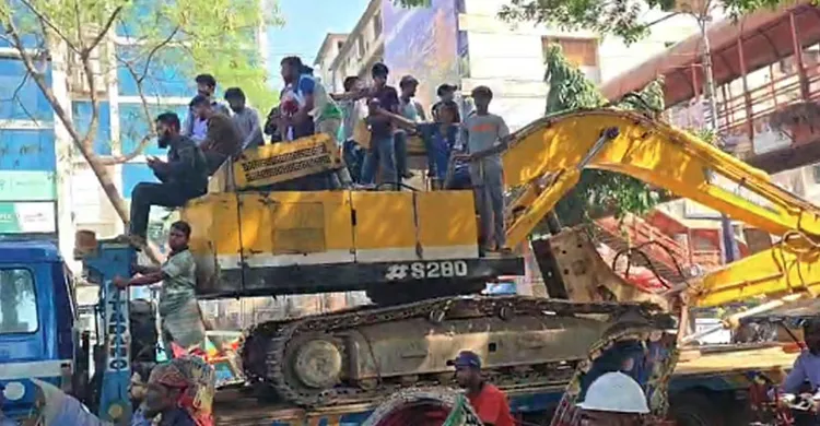 দুটি বুলডোজার সামনে ৩২ নম্বর  আতঙ্ক উৎসুক নিরাপত্তা জোরদার