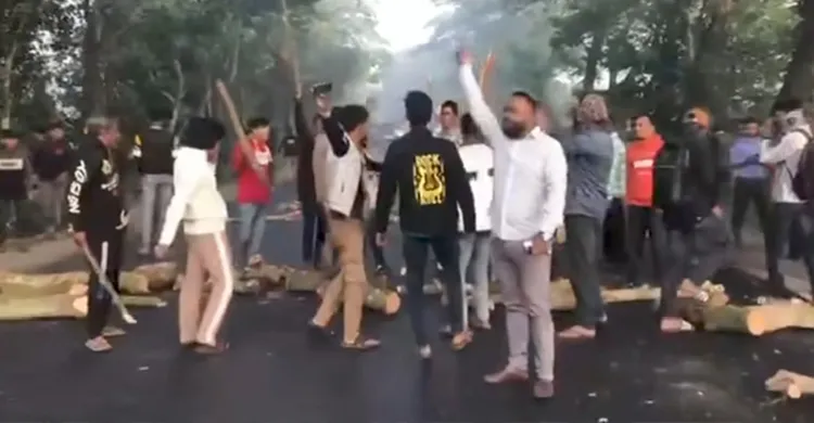 গোপালগঞ্জে মহাসড়ক অবরোধ করে ছাত্রলীগের বিক্ষোভ