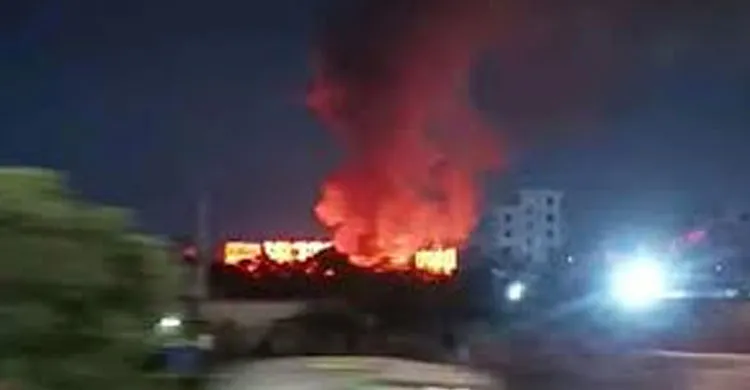 ঢাকায় কুড়াতলী বাজারে ভয়াবহ আগুন, নিয়ন্ত্রণে ৪ ফায়ার ইউনিট