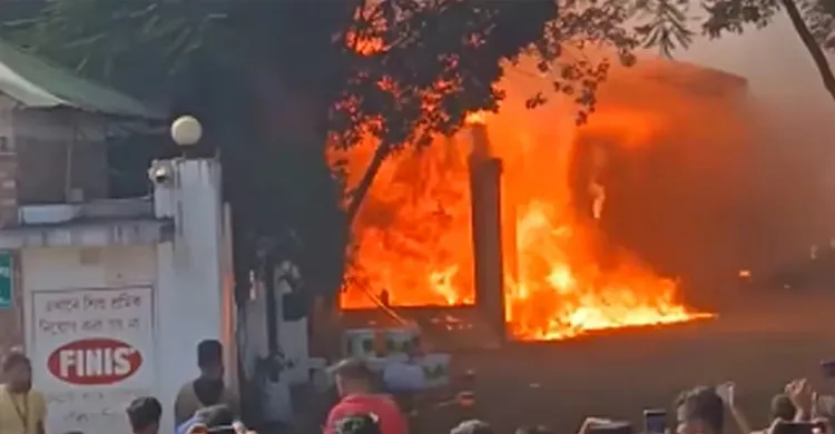 গাজীপুরে কয়েল কারখানায় ভয়াবহ আগুন, বাড়ছে ধোঁয়ার তীব্রতা