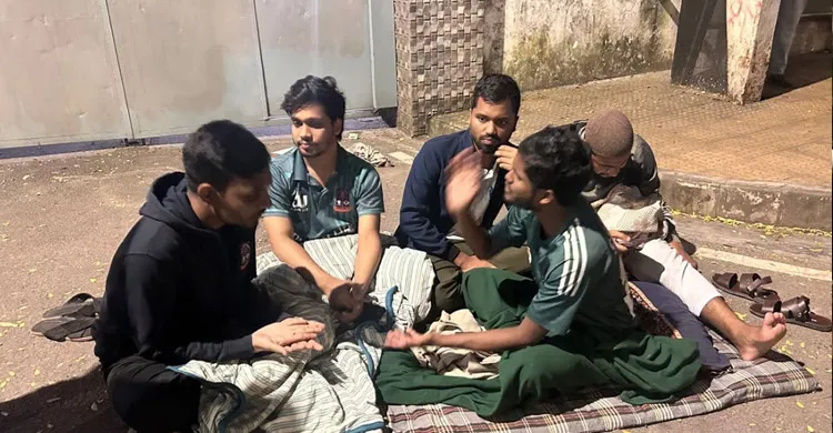 ভিসির বাসভবনের সামনে ঢাবি শিক্ষার্থীদের রাতভর অবস্থান