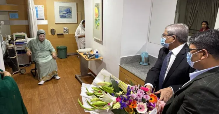 খালেদা জিয়ার জন্য ভুটানের প্রধানমন্ত্রীর ফুলের তোড়া